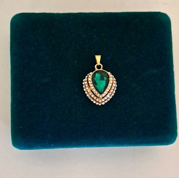 Emerald Green Tear Drop Pear Shaped Gold Plated Heart Pendant - Picture 6 of 6